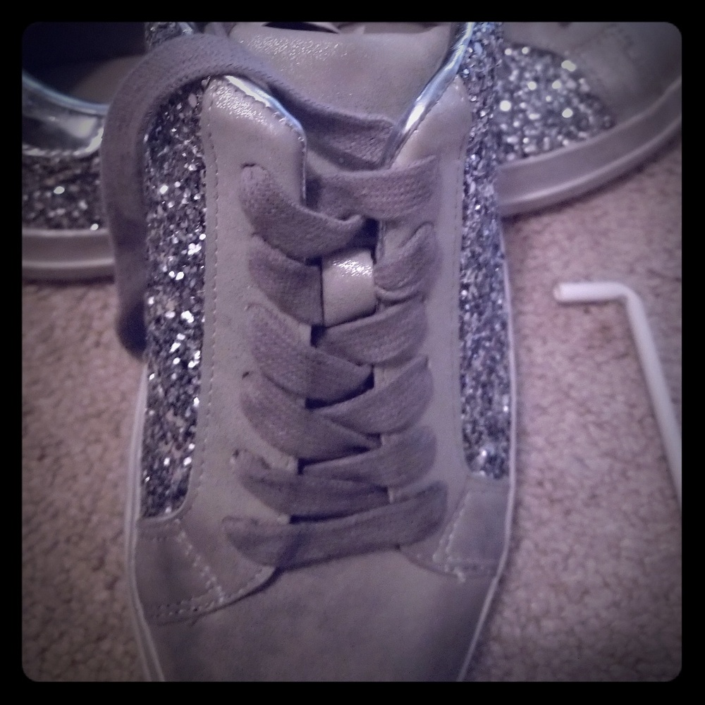 Sequenced Lace up sneaker